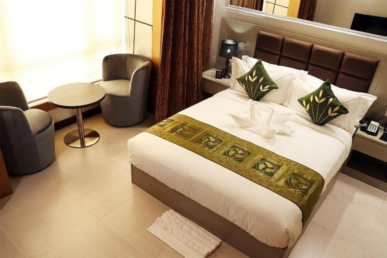 Aristocrat Hotel Calcutta  Esterno foto